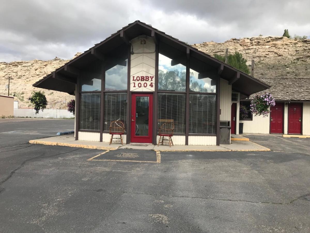 Motel Country West Of *